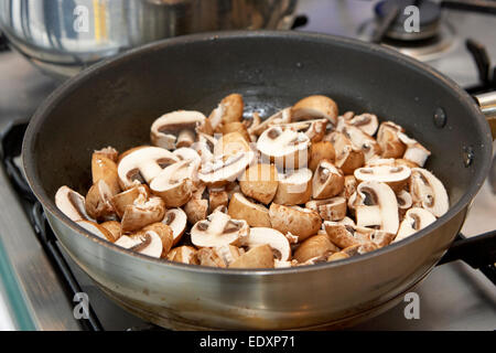 Kochen in Scheiben geschnittenen Kastanien Champignons in einer Pfanne Stockfoto