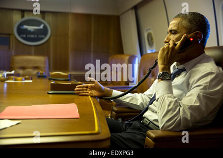 Präsident Barack Obama spricht am Telefon mit dem französischen Präsidenten Francois Hollande aus an Bord der Air Force One, 7. Januar 2015. Stockfoto