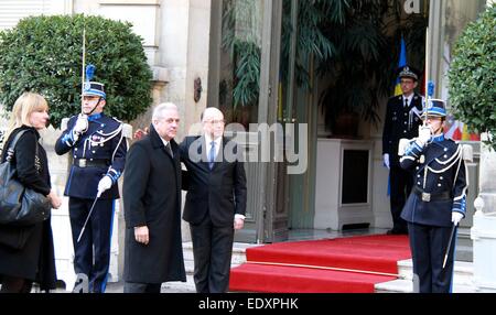 Paris, Frankreich. 11. Januar 2015. Französische Innenminister Bernard Cazeneuve (4 L) begrüßt Dimitris Avramopoulos, EU-Kommissar für Migration, Inneres und Bürgerschaft (3. L) im französischen Innenministerium, in Paris, Frankreich, 11. Januar 2015. Ein Gipfel am Kampf gegen den "gewalttätigen Extremismus" statt in Washington D. C., nach tödlichen Terroranschlägen in Paris, US-Justizminister Eric Holder sagte hier am Sonntag passiert. © Zheng Bin/Xinhua/Alamy Live-Nachrichten Stockfoto