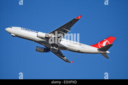 Turkish Airlines Airbus a330 TC-JIM Abfahrt Flughafen London-Heathrow LHR Stockfoto