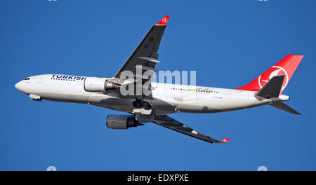 Turkish Airlines Airbus a330 TC-JIM Abfahrt Flughafen London-Heathrow LHR Stockfoto