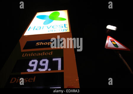 Nachtansicht von einer UK-Tankstelle, die den Preis in Cent. Birmingham-UK Stockfoto