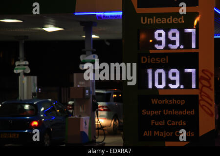 Nachtansicht von einer UK-Tankstelle, die den Preis in Cent. Birmingham-UK Stockfoto