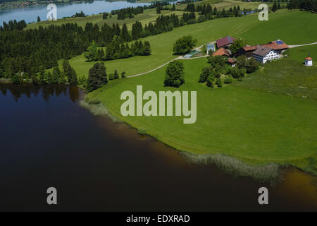 Bauernhof bin Hegratsriedersee Bei Füssen, Ostallgäu, Allgäu, Bayern, Deutschland, Bauernhof am Hegratsrieder See in der Nähe von Füssen, O Stockfoto