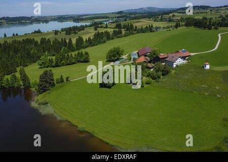 Bauernhof bin Hegratsriedersee Bei Füssen, Ostallgäu, Allgäu, Bayern, Deutschland, Bauernhof am Hegratsrieder See in der Nähe von Füssen, O Stockfoto