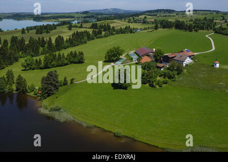 Bauernhof bin Hegratsriedersee Bei Füssen, Ostallgäu, Allgäu, Bayern, Deutschland, Bauernhof am Hegratsrieder See in der Nähe von Füssen, O Stockfoto