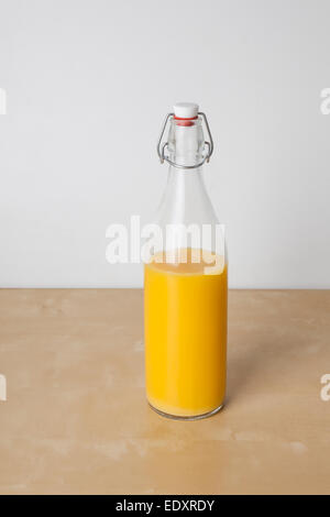 Orangensaft in Glasflasche Stockfoto