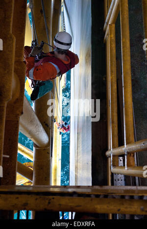 Abseilen IRATA seilunterstützte Bohrinsel industrial. Credit: LEE RAMSDEN/ALAMY Stockfoto