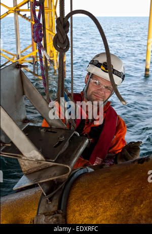 Abseilen IRATA seilunterstützte Bohrinsel industrial. Credit: LEE RAMSDEN/ALAMY Stockfoto