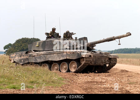 Challenger 2 Main Battle Tank (MBT) der britischen Armee auf Übung auf dem Salisbury Plain militärische Ausbildung Bereich Wiltshire, UK. Stockfoto