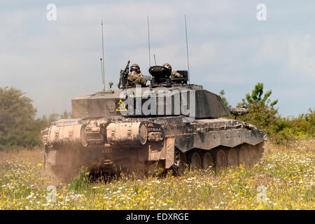 Challenger 2 Main Battle Tank (MBT) der britischen Armee auf Übung auf dem Salisbury Plain militärische Ausbildung Bereich Wiltshire, UK. Stockfoto