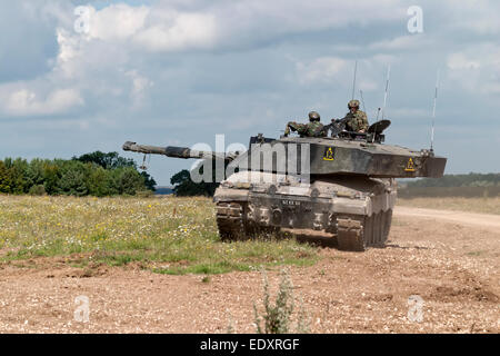 Challenger 2 Main Battle Tank (MBT) der britischen Armee auf Übung auf dem Salisbury Plain militärische Ausbildung Bereich Wiltshire, UK. Stockfoto