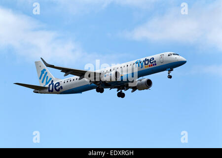 Eine Fluggesellschaft Flybe Embraer 195 am Royal International Air Tattoo, RAF Fairford, Gloucestershire, 2011. Stockfoto