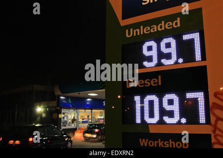 Nachtansicht von einer UK-Tankstelle, die den Preis in Cent. Birmingham-UK Stockfoto