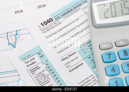 1040 uns Steuerformular mit Rechner daneben Stockfoto