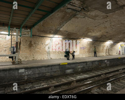 Parisern einen Metro-Zug in der u-Bahnstation Jaures warten Stockfoto