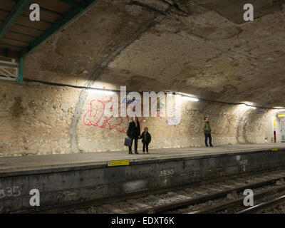 Parisern einen Metro-Zug in der u-Bahnstation Jaures warten Stockfoto