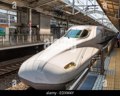 Ein Shinkansen Zug kommt an der Station, Bahnhof Kyoto, Kyoto, Japan Stockfoto