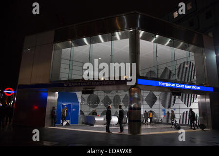 London, UK. 11. Januar 2015. Kunden, die Reisen auf der Northern Line am Sonntag bekam eine Vorschau auf die neue Tottenham Court Road u-Bahnstation die Montag, 12. Januar 2015 offiziell eröffnet wird. Derzeit gibt es keinen Austausch an der Central Line. Der neue Eingang ist auf der Ecke der Oxford Street/Charing Cross Road/Tottenham Court Road und es verfügt nicht über alle Kassen. Foto: Nick Savage/Alamy Live-Nachrichten Stockfoto