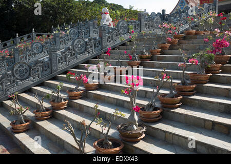 Tempel neben die Brücke am Kwai in Kanchanaburi, Thailand Stockfoto