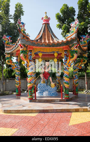 Tempel neben die Brücke am Kwai in Kanchanaburi, Thailand Stockfoto