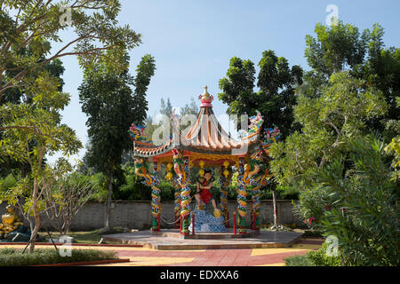 Tempel neben die Brücke am Kwai in Kanchanaburi, Thailand Stockfoto