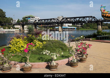 Tempel neben die Brücke am Kwai in Kanchanaburi, Thailand Stockfoto