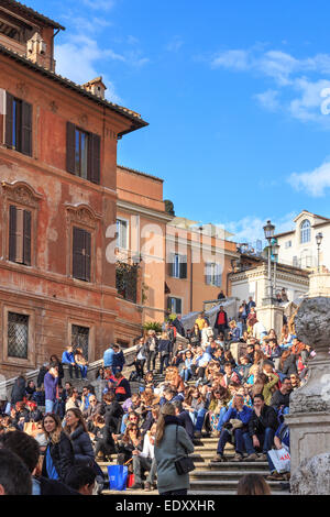 Rom - 7. März 2014: Touristen auf die weltberühmte Spanische Treppe in Rom am 7. März 2014. Stockfoto