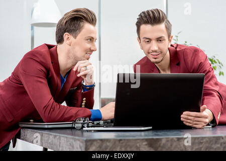 Zwei Brüder Zwillinge arbeiten im Büro Stockfoto