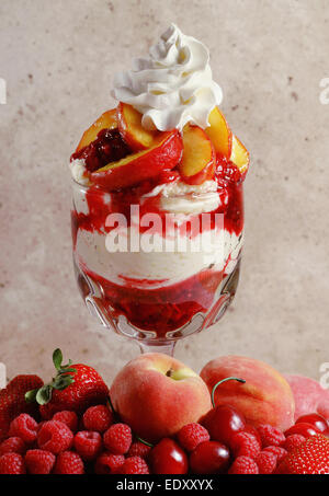 Früchte Eisbecher Stockfoto
