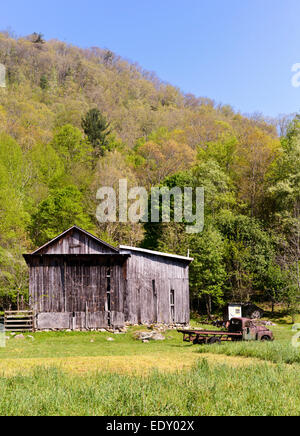 Berg-Bauernhof mit Scheune und rostigen alten LKW Western North Carolina NC Buncombe County. Stockfoto