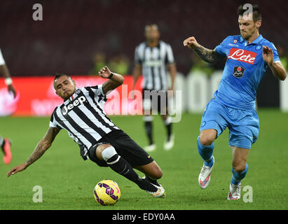 Neapel, Italien. 11. Januar 2015. Juventus Turin Arturo Vidal (L) wetteifert mit Napoli Christian Maggio in der italienischen Serie A Fußballspiel im Stadion San Paolo in Neapel, Italien, 11. Januar 2015. Juventus gewann 3: 1. © Alberto Lingria/Xinhua/Alamy Live-Nachrichten Stockfoto