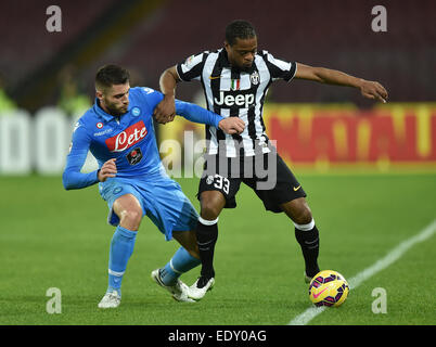 Neapel, Italien. 11. Januar 2015. Juventus Turin Patrice Evra (R) wetteifert um den Ball in der italienischen Serie A-Fußballspiel gegen Napoli am Stadion San Paolo in Neapel, Italien, 11. Januar 2015. Juventus gewann 3: 1. © Alberto Lingria/Xinhua/Alamy Live-Nachrichten Stockfoto