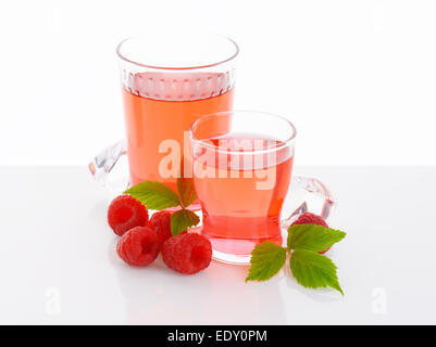 Gläser für Himbeere gewürzt trinken und frische Himbeeren Stockfoto