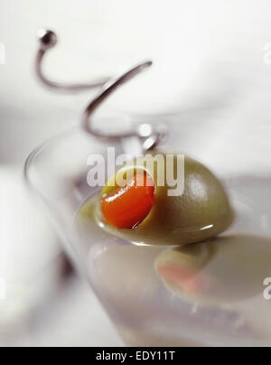 Olive im Martini-Glas Stockfoto