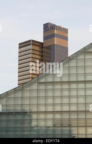 Das Symbol 1960er Jahre CIS Gebäude hinter den modernen Urbis, die Gebäude, die Häuser der Narional Fußballmuseum in Manchester. Stockfoto