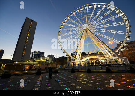 Manchester Piccadilly Gardens Auge beleuchtet nachts mit Farbwechsel Leuchten im Vordergrund wo die Brunnen waren. Stockfoto