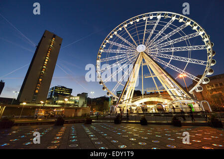 Manchester Piccadilly Gardens Auge beleuchtet nachts mit Farbwechsel Leuchten im Vordergrund wo die Brunnen waren. Stockfoto