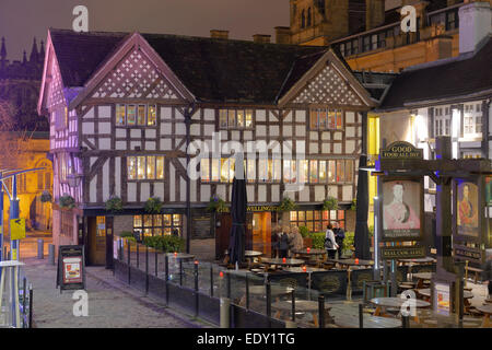 Shambles Square in Manchester. Die alte Wellington Inn und Sinclaires Oyster Bar wurden von ihrem ursprünglichen Speicherort 1999 zog. Stockfoto