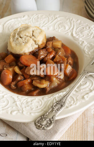 Klassische Rindfleisch Schuster oder Rindfleisch Eintopf mit Talg Knödel Stockfoto