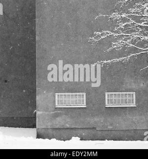 Graue Gebäude Closeup im Schnee in fünfziger Jahre Vorort Vällingby, Stockholm, Schweden im Januar. Stockfoto