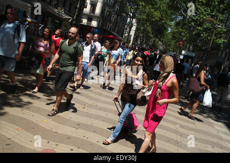 Touristen zu Fuß hinunter Las Ramblas in Barcelona Stockfoto