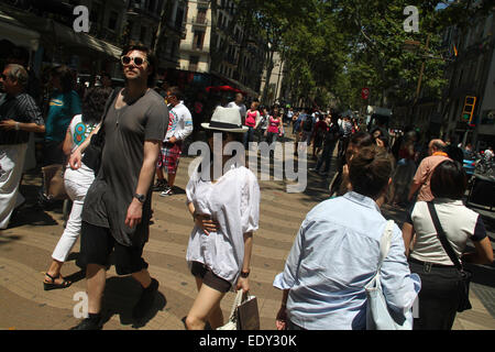 Touristen zu Fuß hinunter Las Ramblas in Barcelona Stockfoto