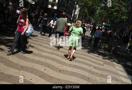 Touristen zu Fuß hinunter Las Ramblas in Barcelona Stockfoto