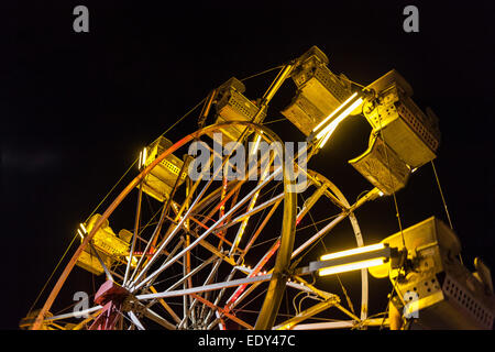 Riesenrad in ein goldenes Licht gegen ein nächtlicher Himmel getaucht Stockfoto