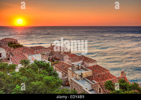 Den Sonnenaufgang auf der byzantinischen Burg-Stadt Monemvasia in Griechenland Stockfoto