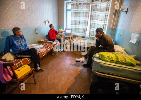 Krankenhaus in der Kurahove Stadt in ATO-Zone. Soldaten werden behandelt in Kurakhoves Klinik in Donezk, Ukraine Stockfoto