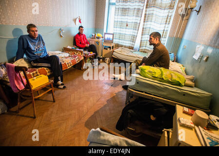 Krankenhaus in der Kurahove Stadt in ATO-Zone. Soldaten werden behandelt in Kurakhoves Klinik in Donezk, Ukraine Stockfoto