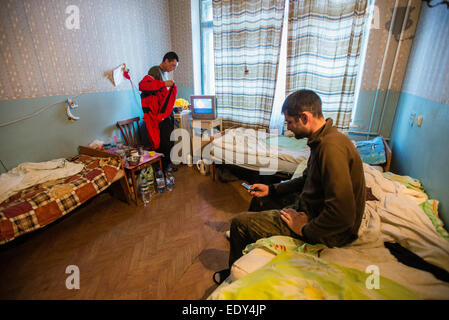 Krankenhaus in der Kurahove Stadt in ATO-Zone. Soldaten werden behandelt in Kurakhoves Klinik in Donezk, Ukraine Stockfoto