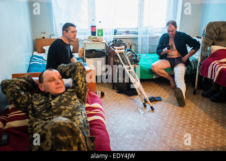 Krankenhaus in der Kurahove Stadt in ATO-Zone. Soldaten werden behandelt in Kurakhoves Klinik in Donezk, Ukraine Stockfoto